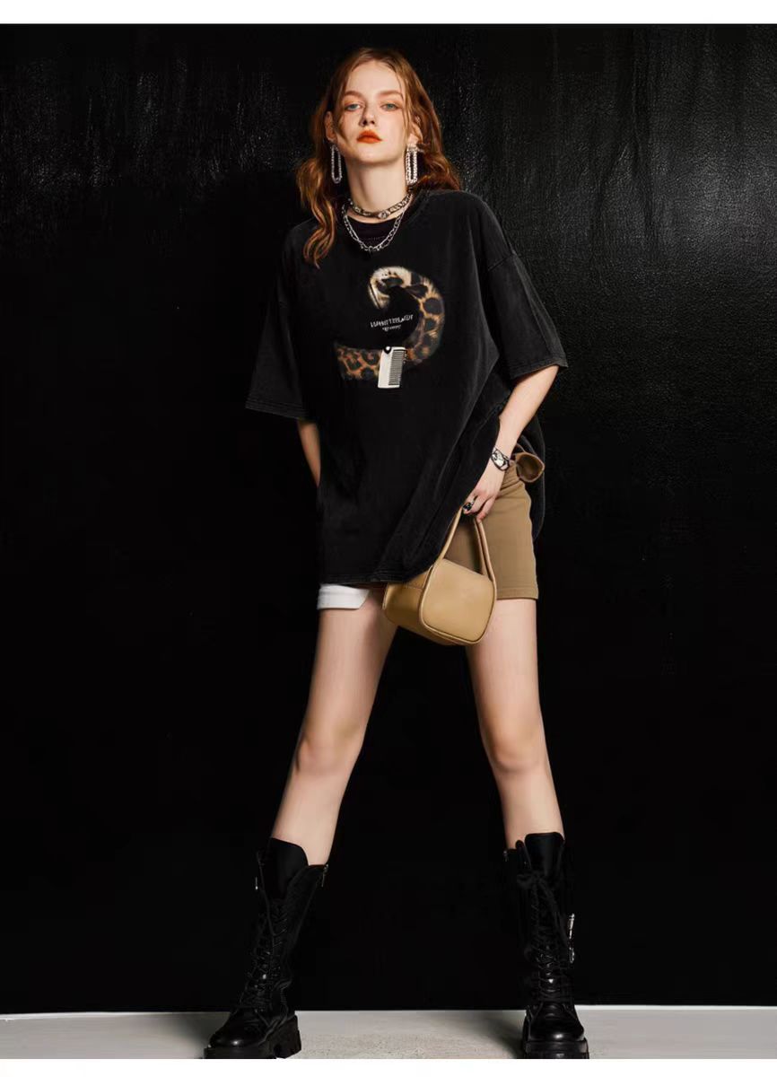 【奥莉】2025秋冬：绒尾丛曳｜豹纹尾巴印花圆领宽松T恤88185