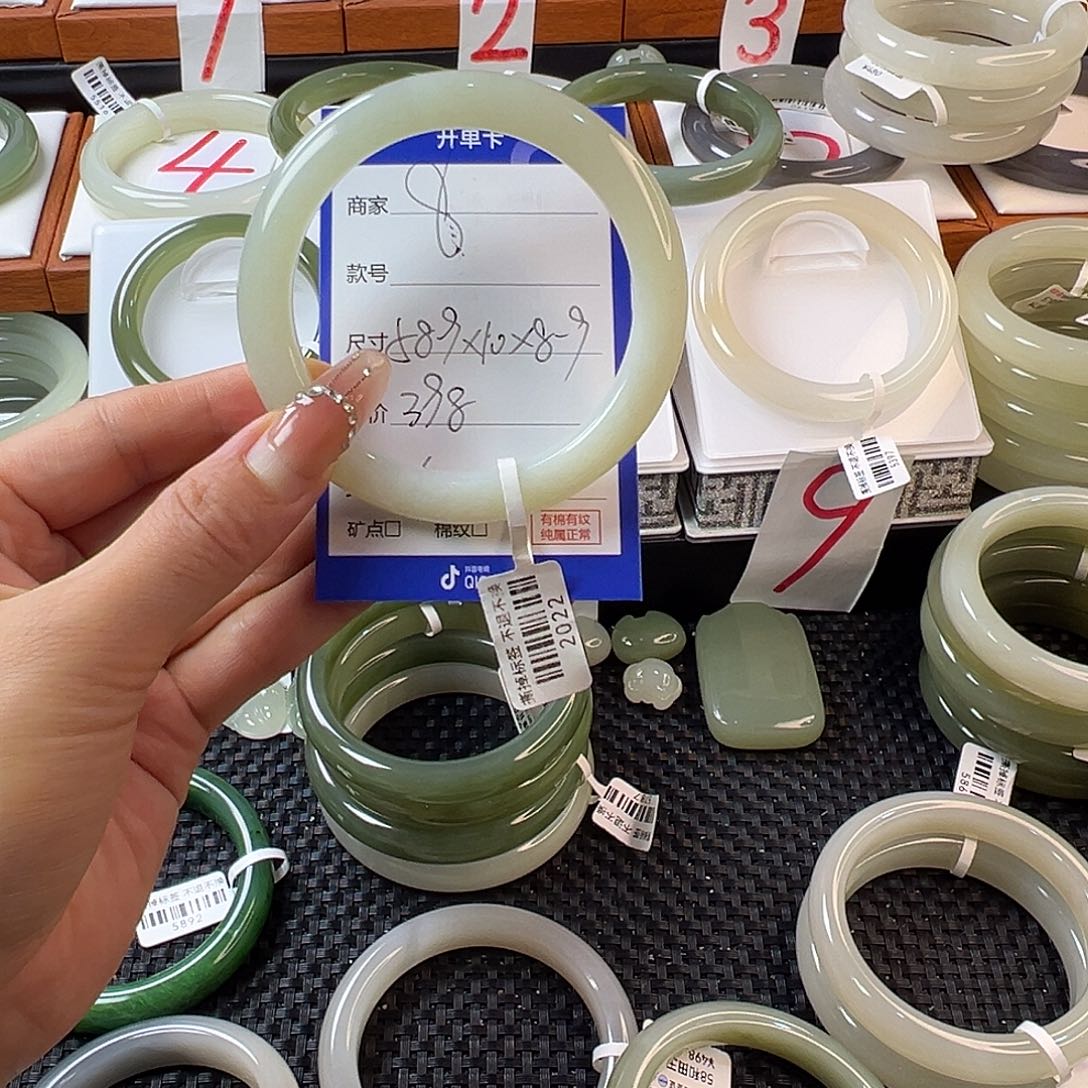 余****和田玉手镯未镶嵌