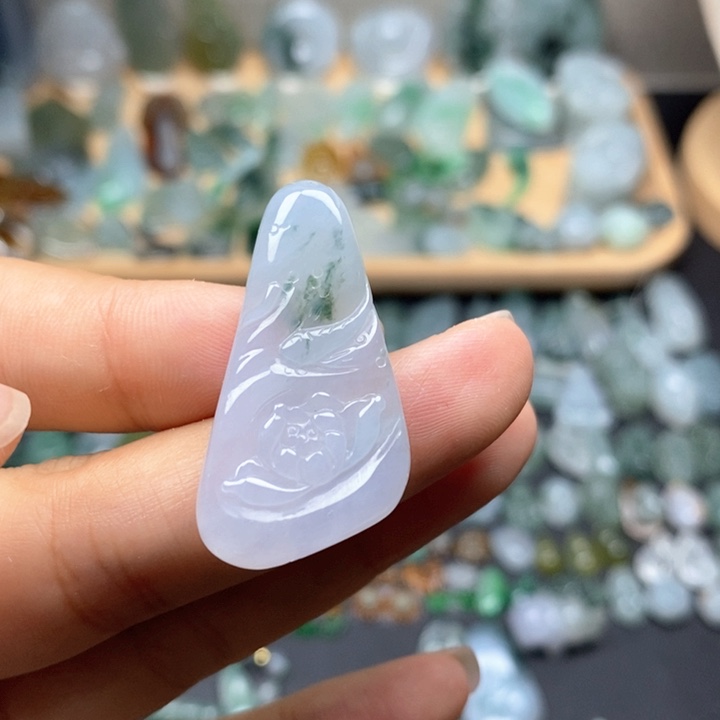 翡翠未镶嵌颈饰连年有余