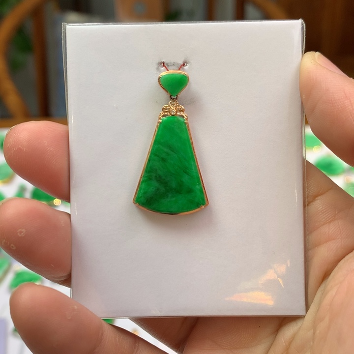 翡翠颈饰18K金镶嵌家**贝翡翠吊坠