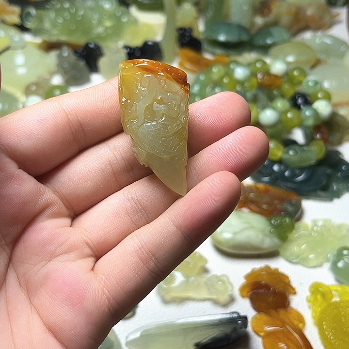 蛇纹石玉未镶嵌颈饰