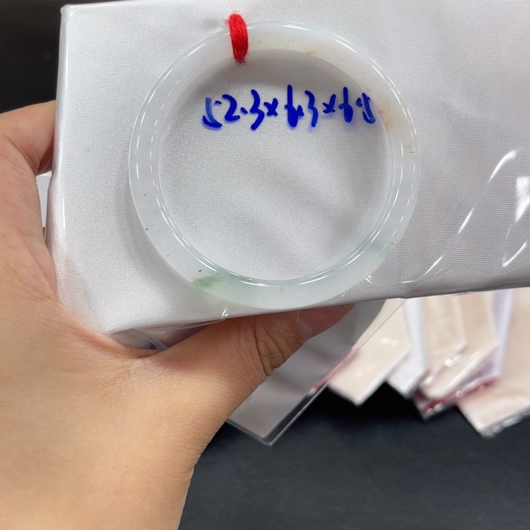 翡翠手镯未镶嵌翡翠