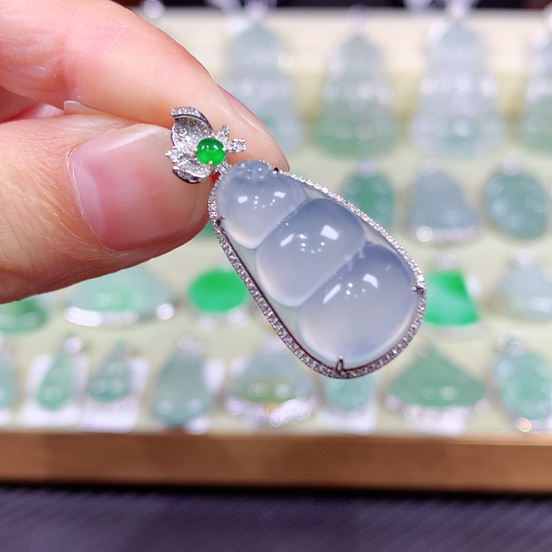 翡翠18K金镶嵌颈饰冰紫豆子