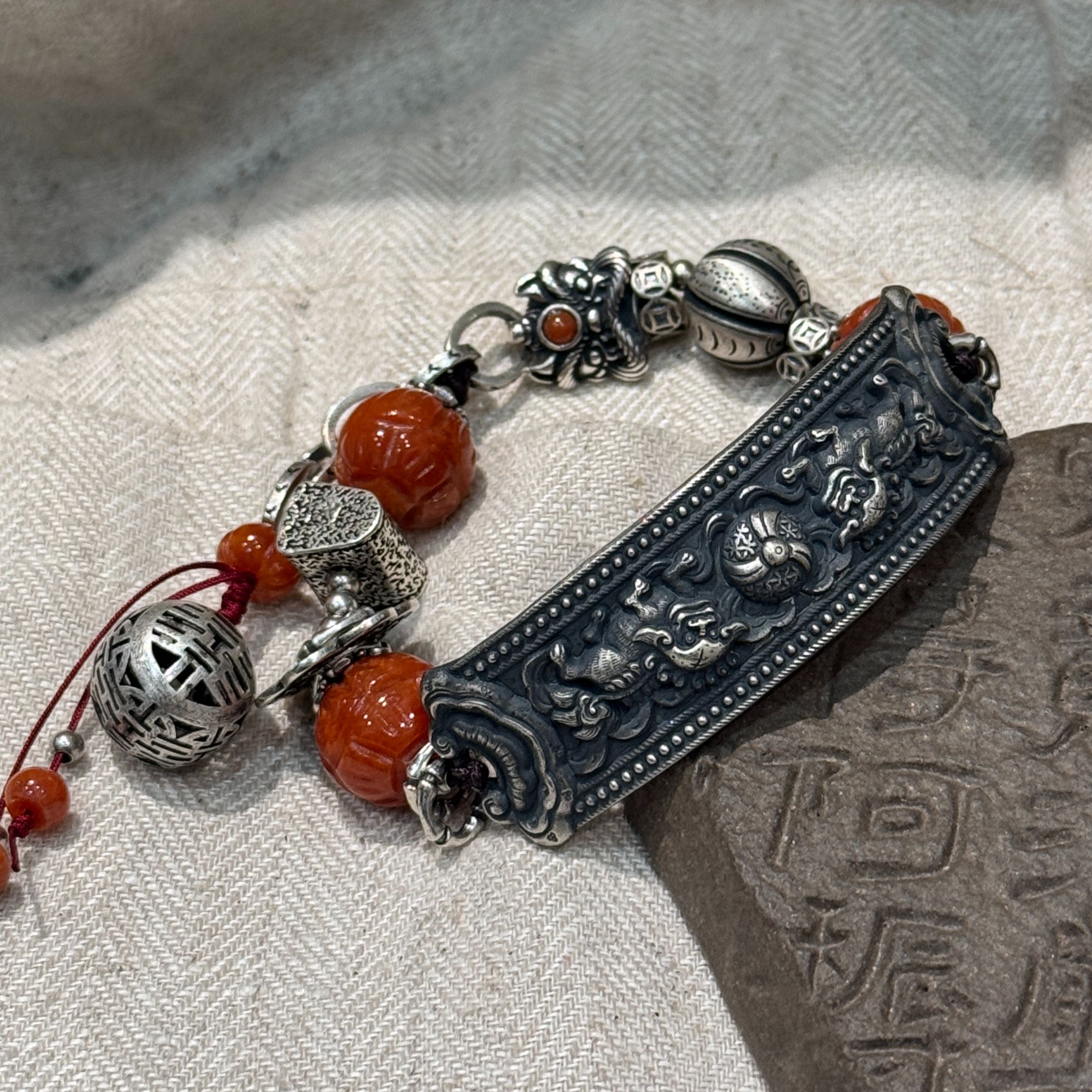 <晶贵坊>S925银红翡瓜珠醒狮手牌三角肌理银枕多样性南红手链