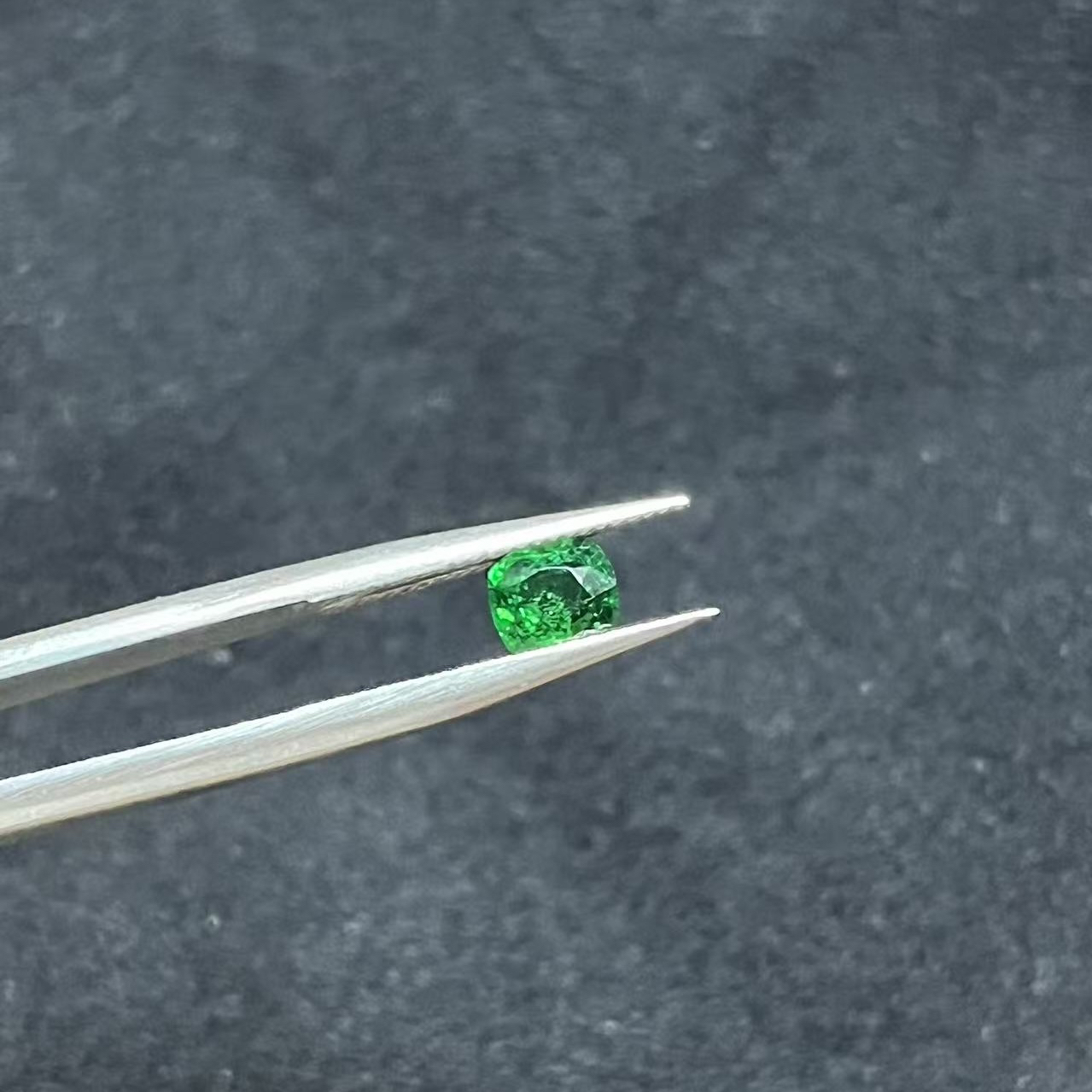 天然沙弗莱石榴石定制形状切割后0.7克拉满火彩卡扎尼绿玻璃体