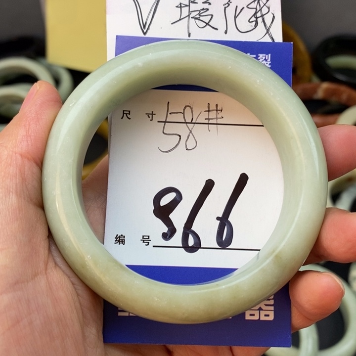 蛇纹石玉手镯未镶嵌