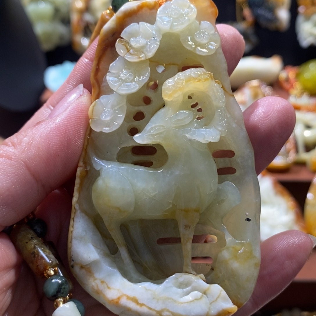 蛇纹石玉颈饰未镶嵌