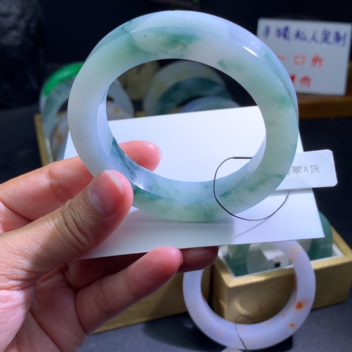 定制翡翠未镶嵌翡翠手镯