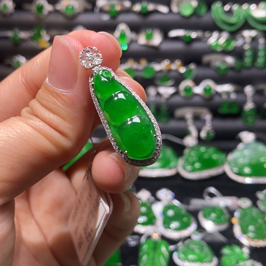 翡翠颈饰18K金镶嵌天然翡翠