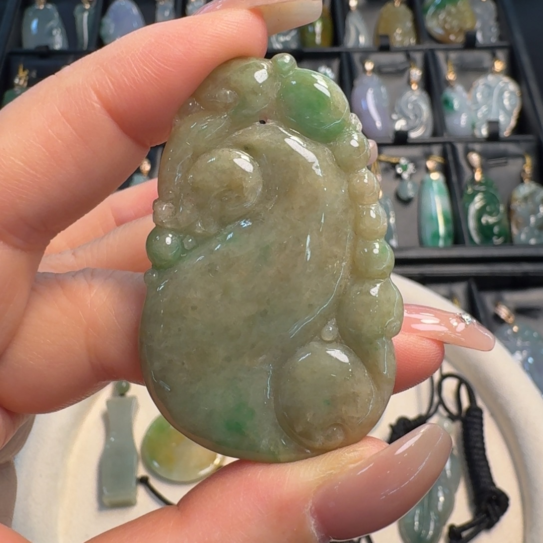 翡翠未镶嵌颈饰如意