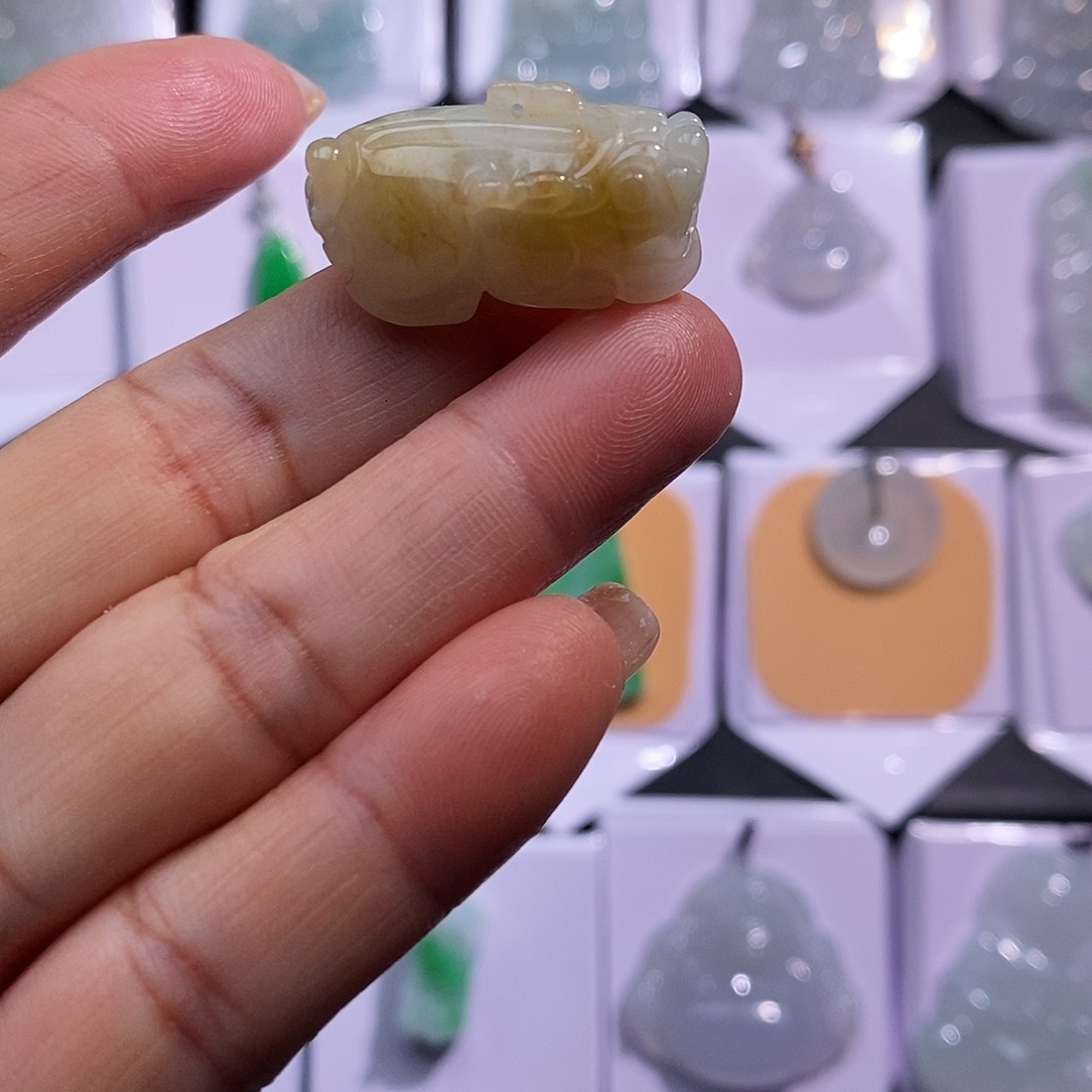 翡翠未镶嵌颈饰貔貅