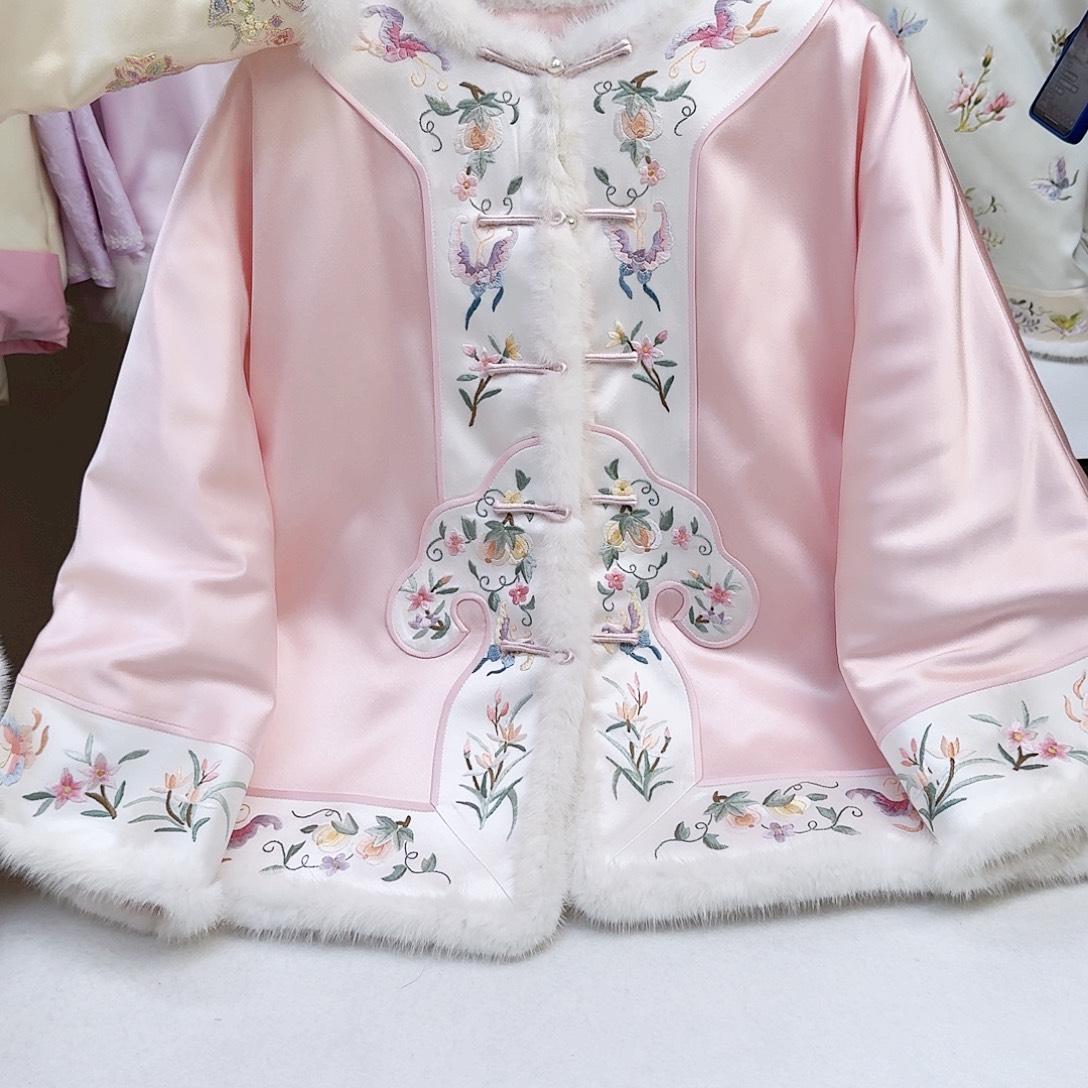 织绣真丝粉色对襟如意头棉服