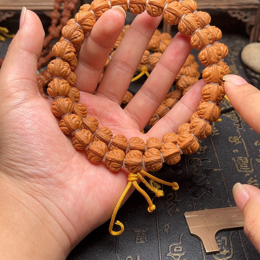 吊坠桃核小金豆手持