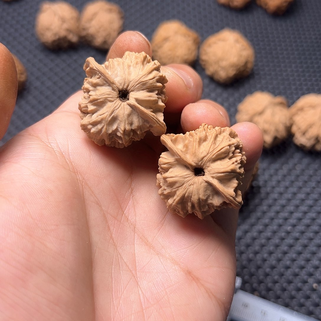 文玩核桃吊坠卡姿兰大眼睛