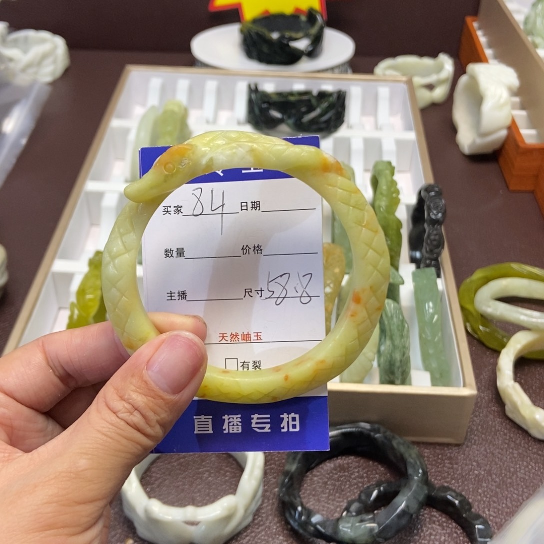 蛇纹石玉手镯未镶嵌今****?