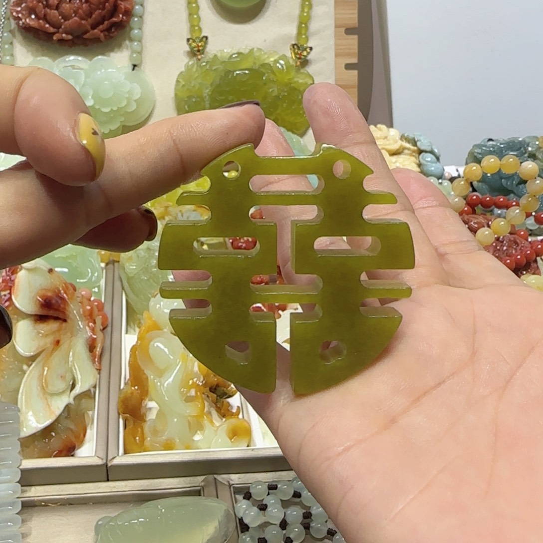 未镶嵌蛇纹石玉吊坠