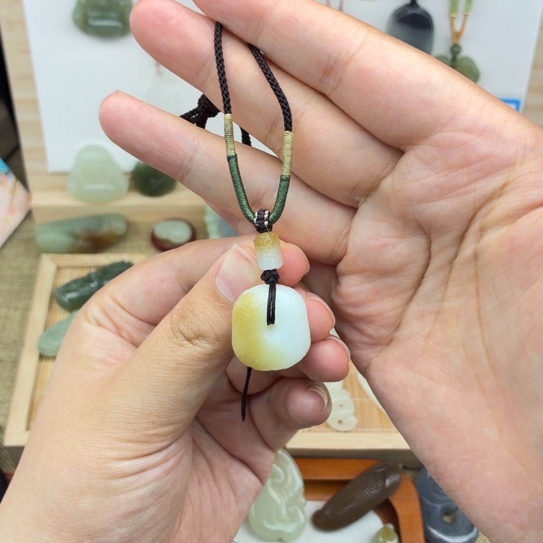 和田玉未镶嵌颈饰糖料方糖扣