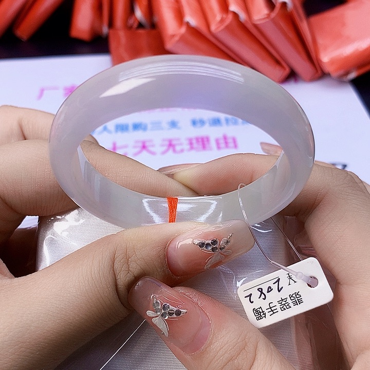 翡翠手镯未镶嵌129。