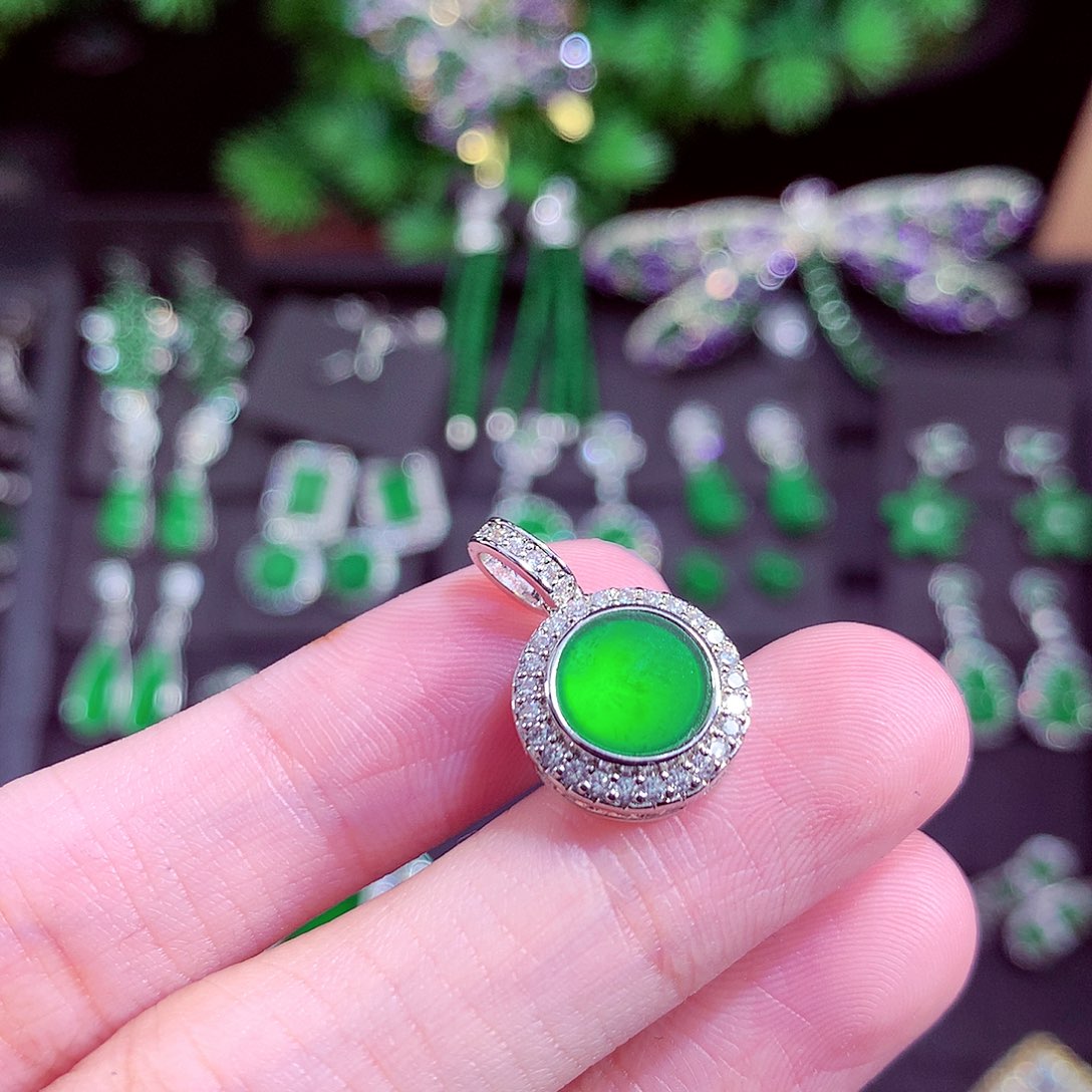 颈饰未镶嵌翡翠天然