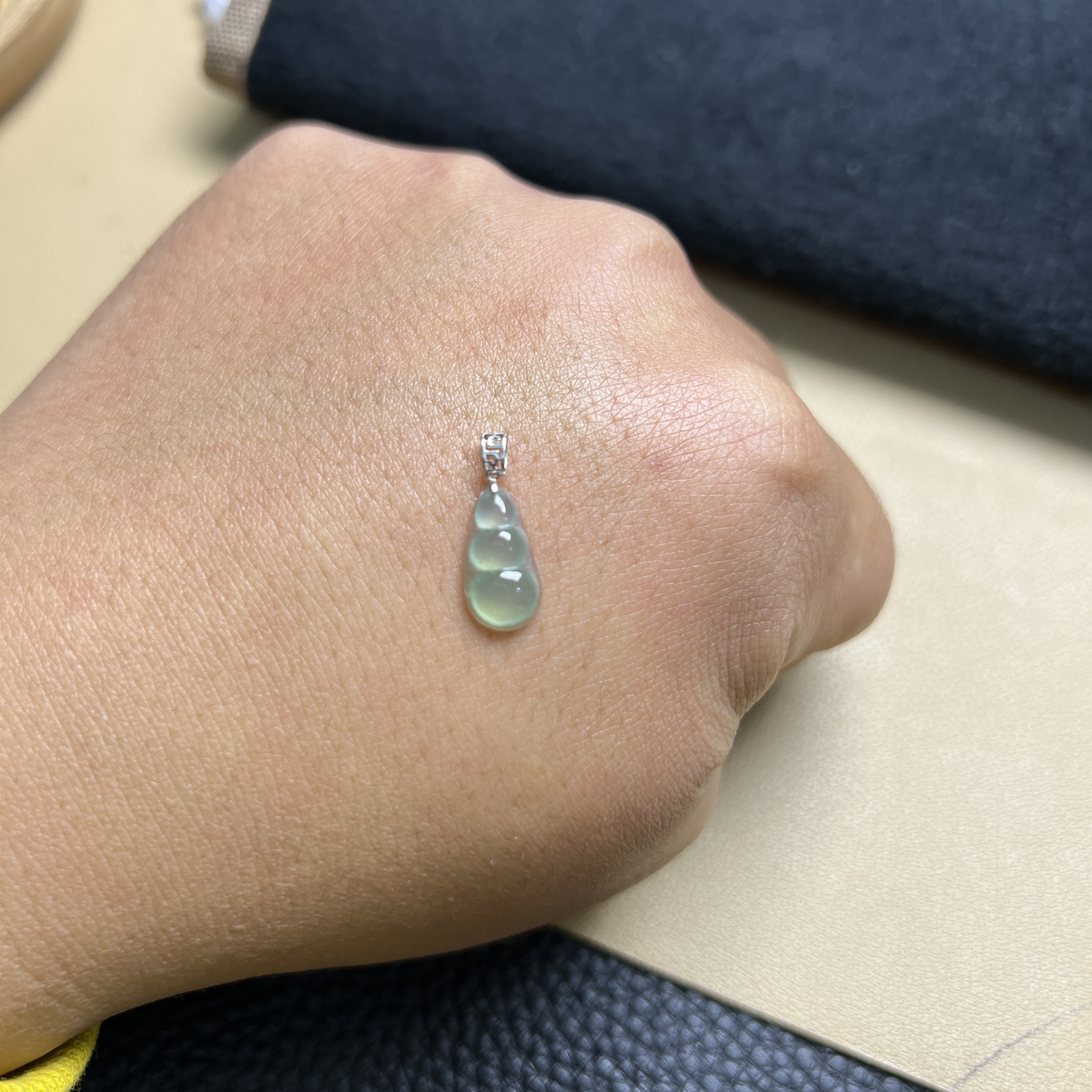 翡翠豆子吊坠冰种光感好精雕18K金女式硕果累累高贵气质百搭