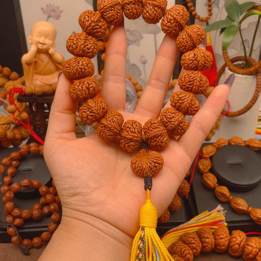 桃核手串矮桩五爪金龙。红红火火