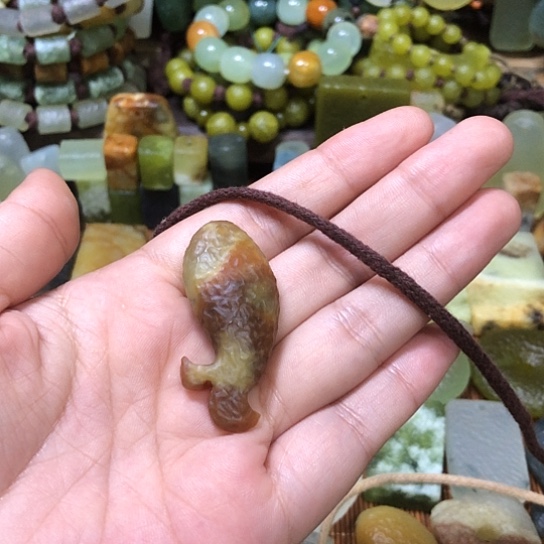 岫玉未镶嵌吊坠豆*