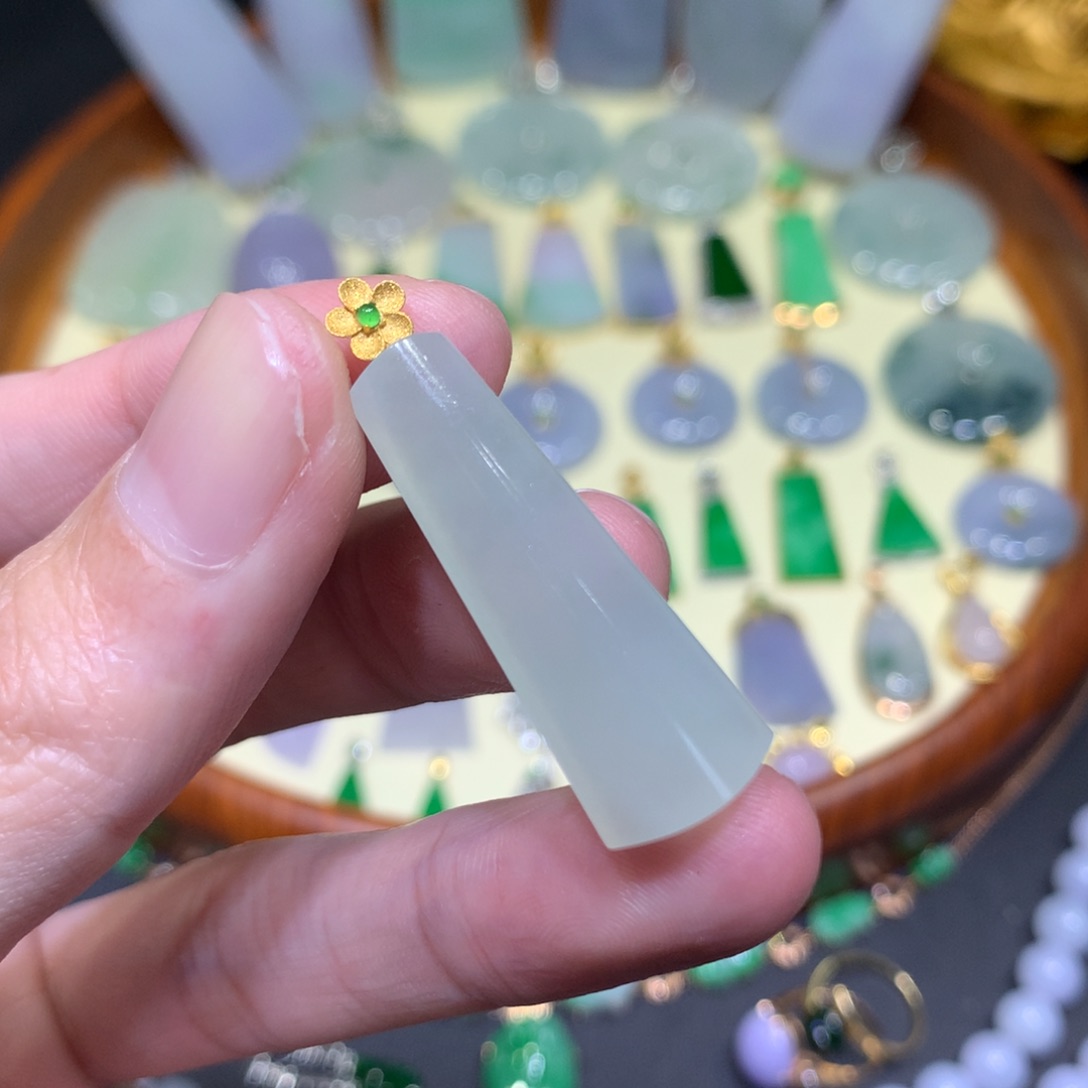 翡翠吊坠(不含链)18K金镶嵌