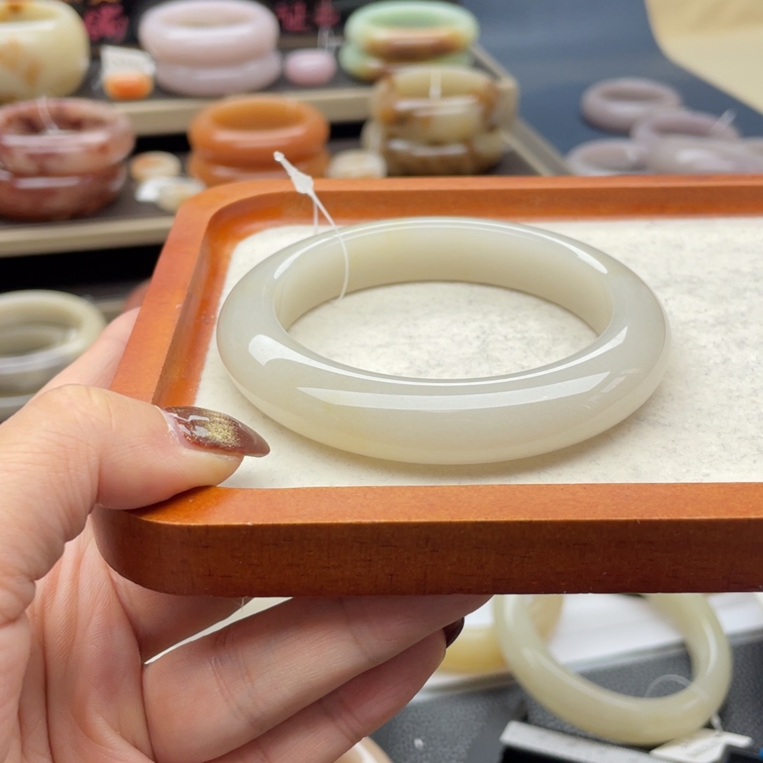 石英质玉未镶嵌手镯