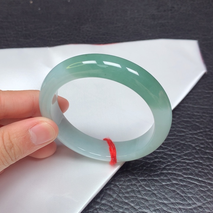 翡翠手镯未镶嵌。