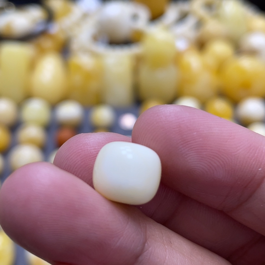 蜜蜡未镶嵌裸石11*9.6mm瑕疵瓷白