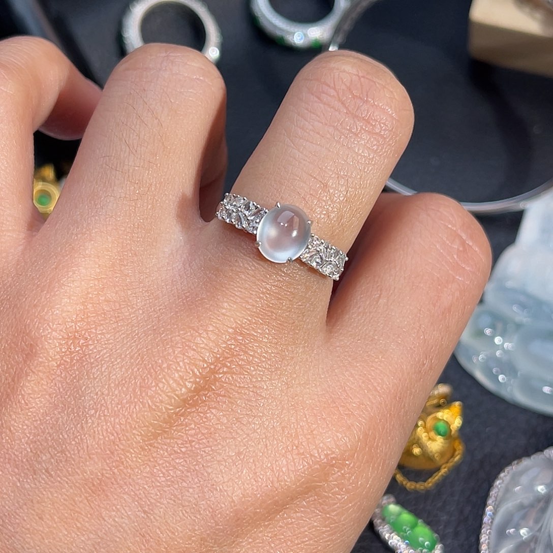 翡翠18K金镶嵌戒指蛋面