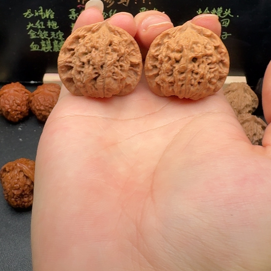 36盘龙纹文玩核桃