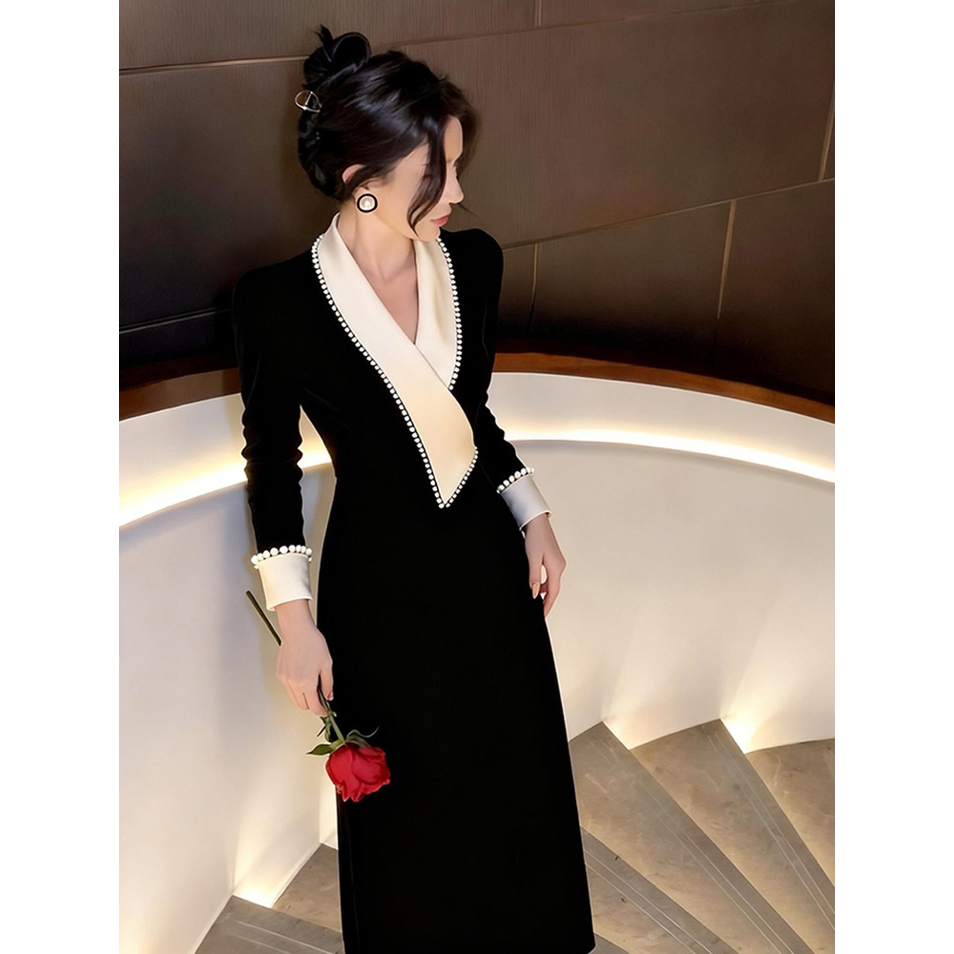 巨好看的秋季气质女神范高级感出席重要场合赫本风黑色丝绒连衣裙