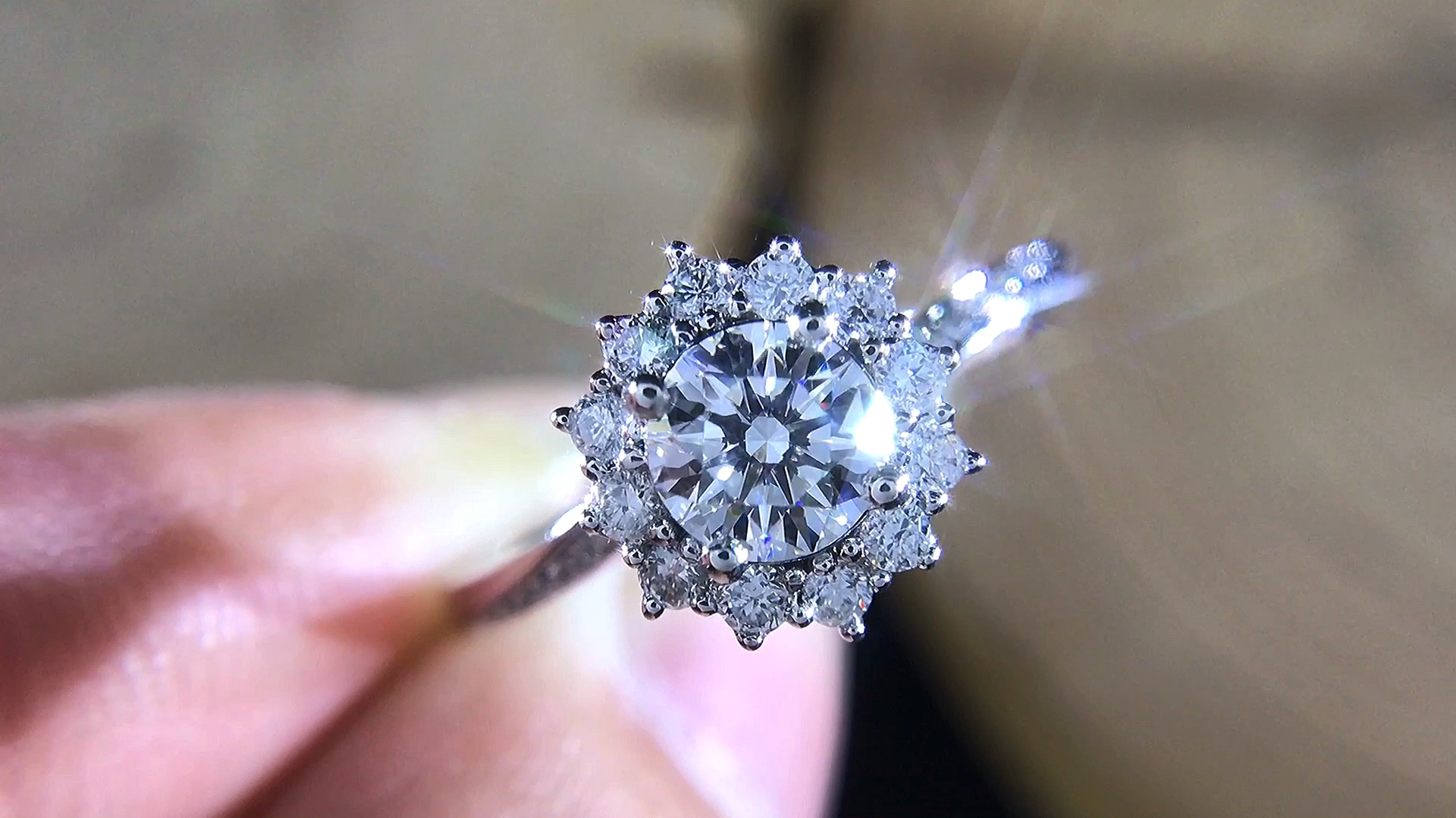 主石GIA证书0.54克拉F VS1 3EX N钻戒，扭臂雪花设计