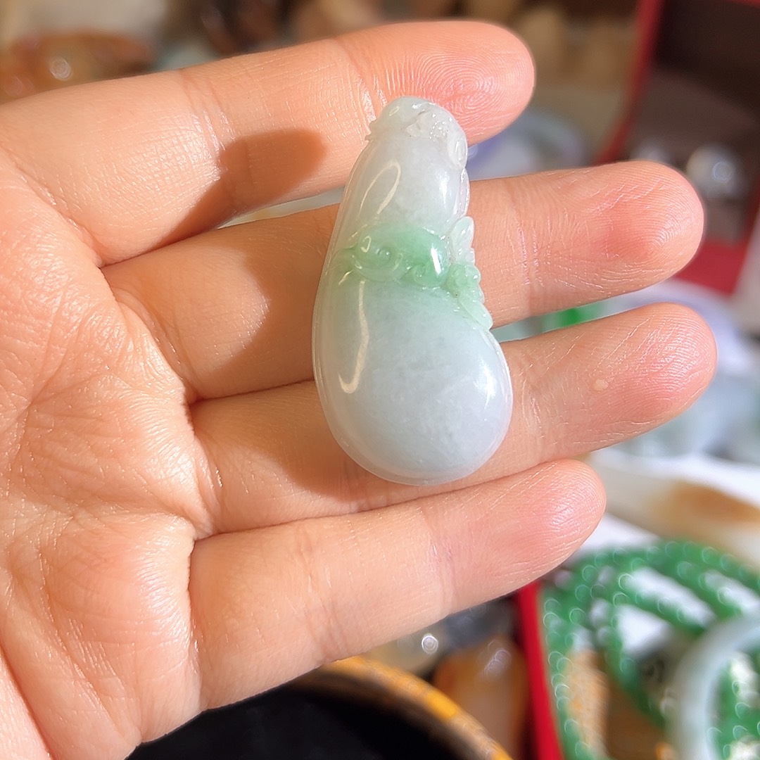 翡翠未镶嵌颈饰翡翠俏色巧雕瓜迭绵绵特价不退