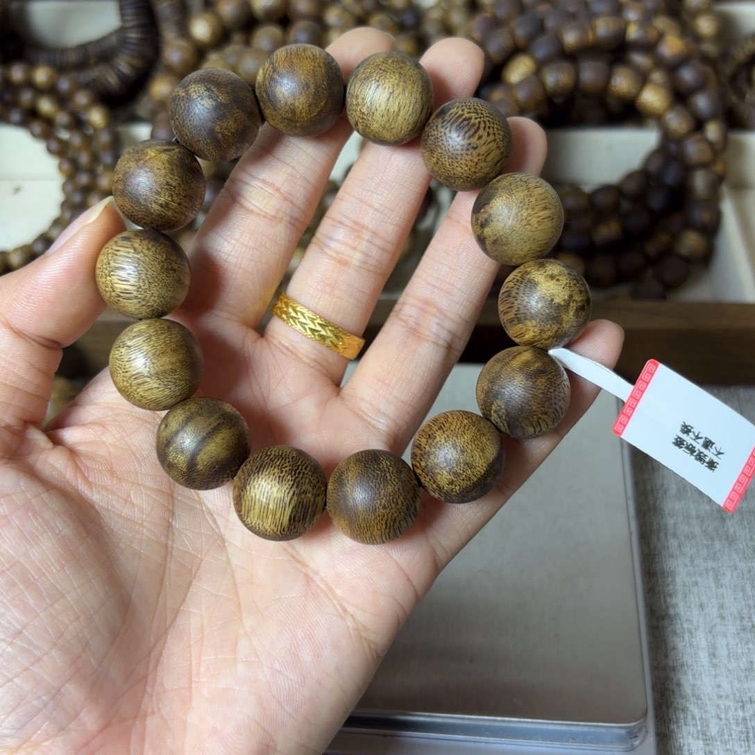 健***仔【艺香阁】海南莺歌绿奇楠1.6mm18g+