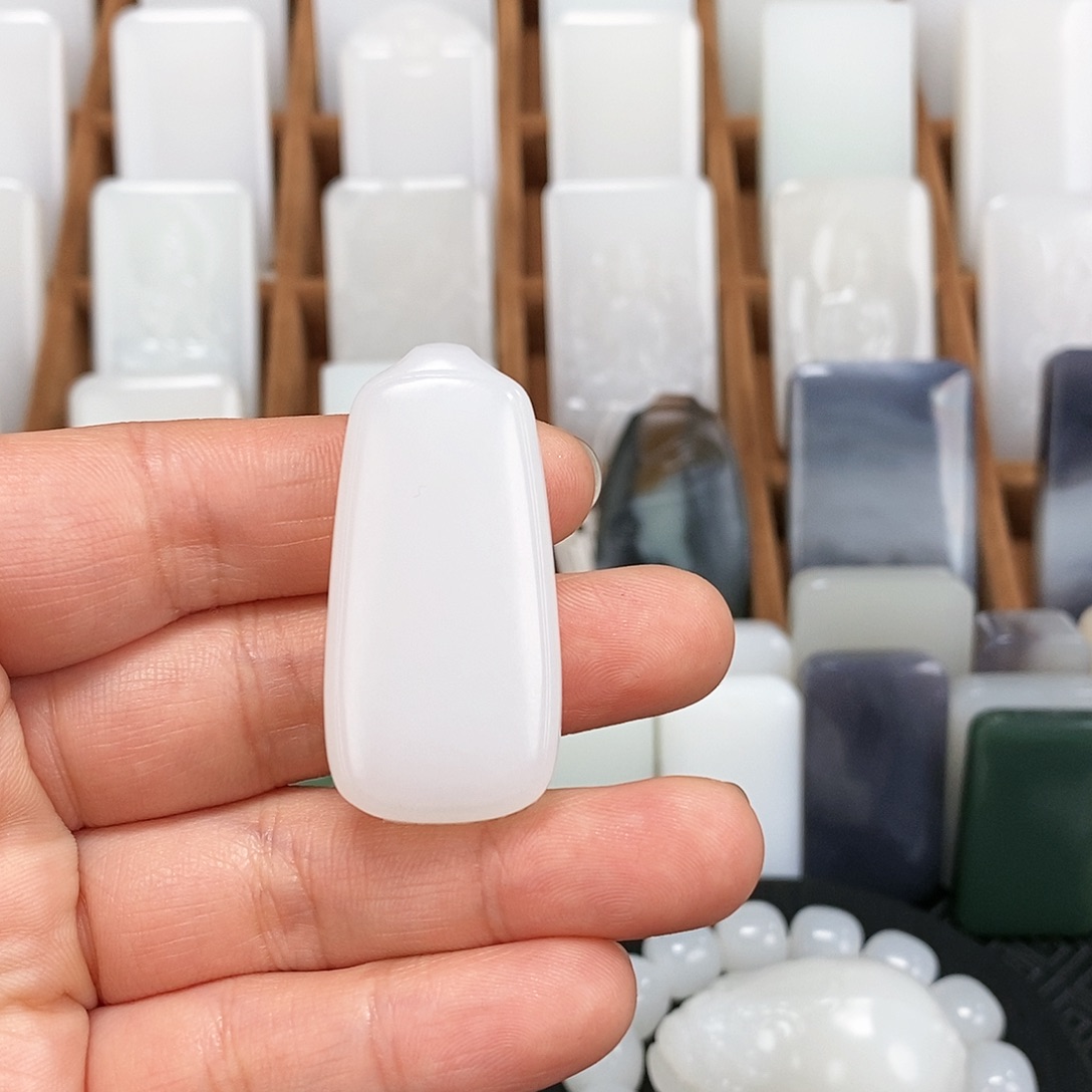 和田玉未镶嵌颈饰当*