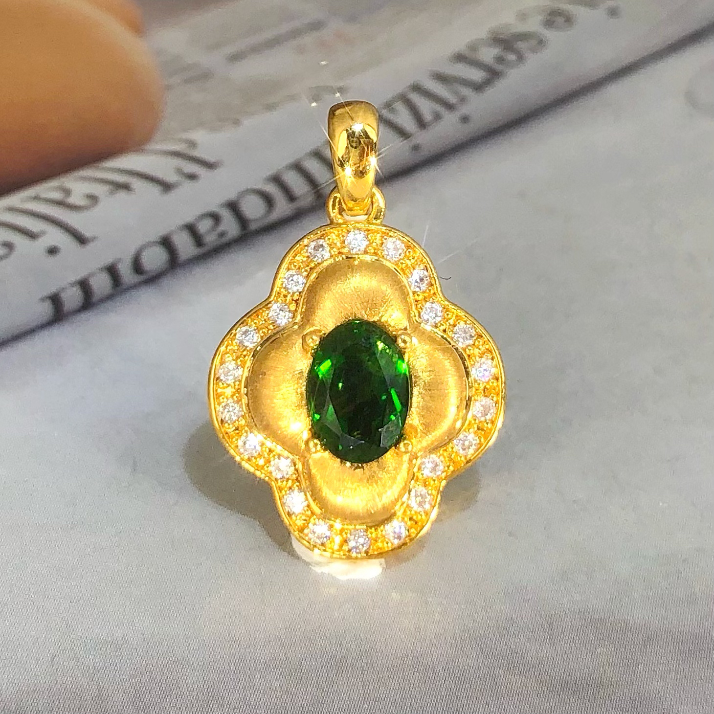 【皇冠轻奢】18k金｜镶嵌透辉石四叶草吊坠