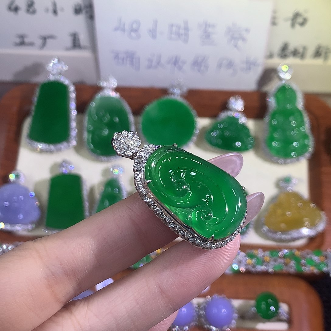 颈饰18K金镶嵌翡翠