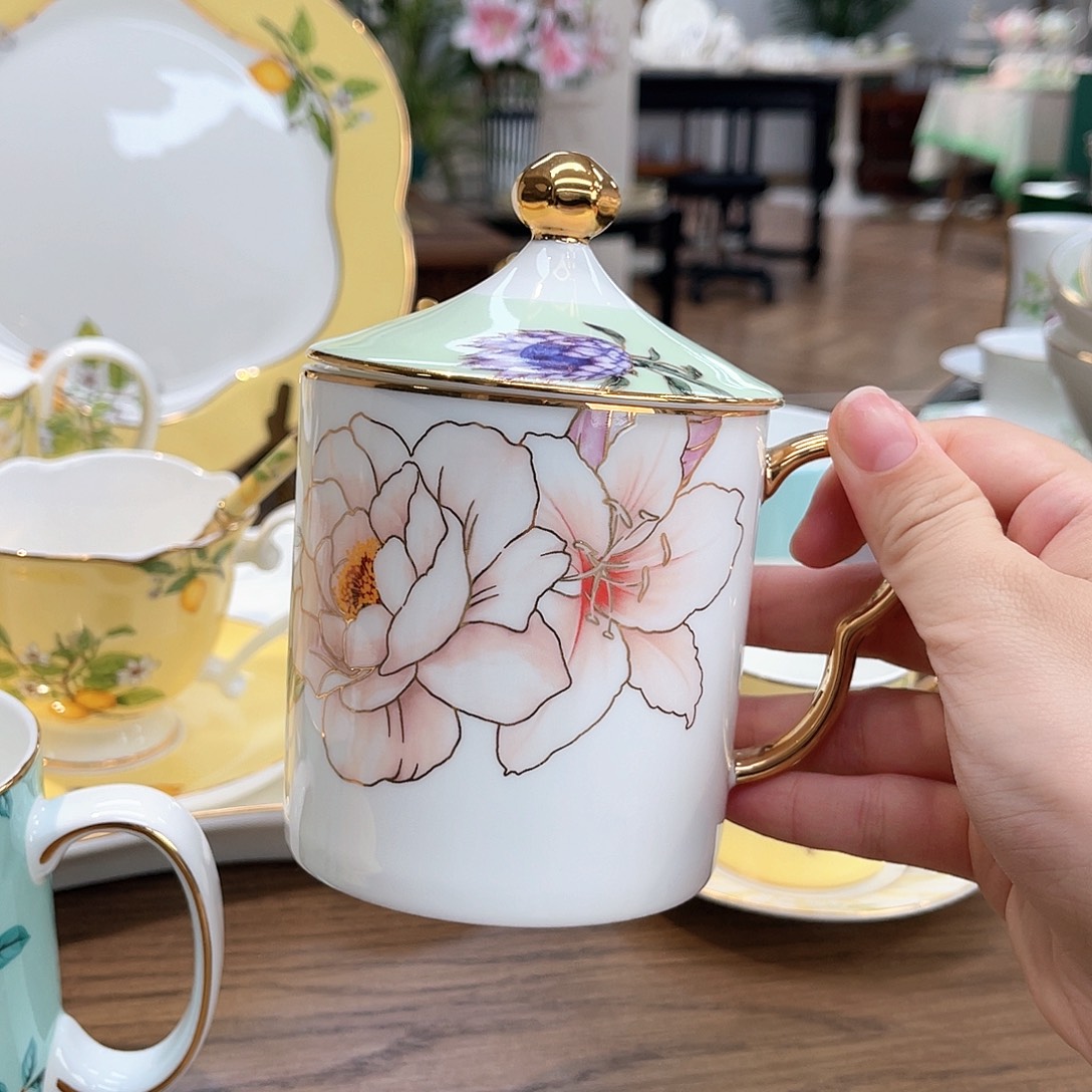 骨瓷带盖马克杯—————-