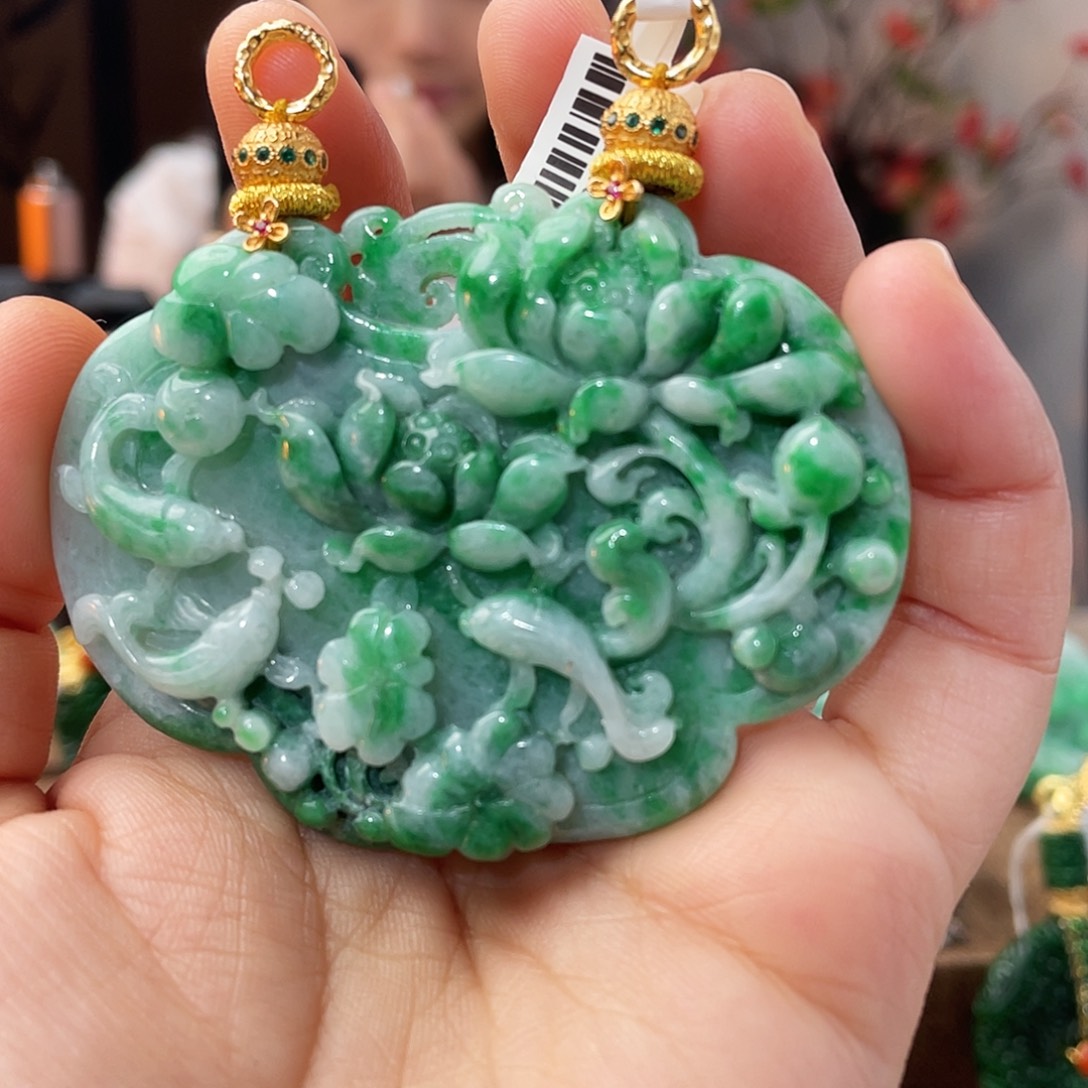 翡翠未镶嵌吊坠(赠链)