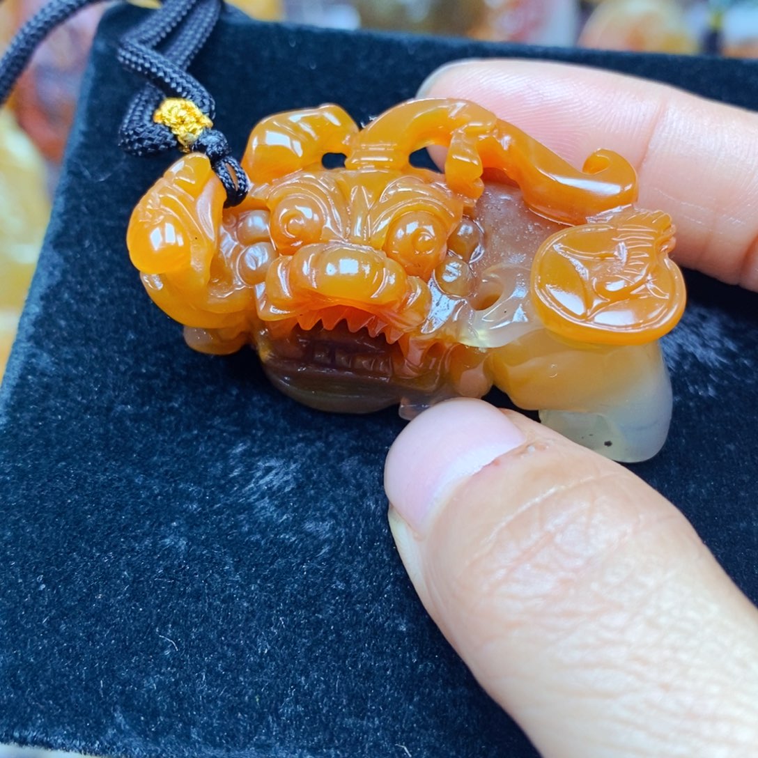 石英质玉（黄龙玉）未镶嵌颈饰