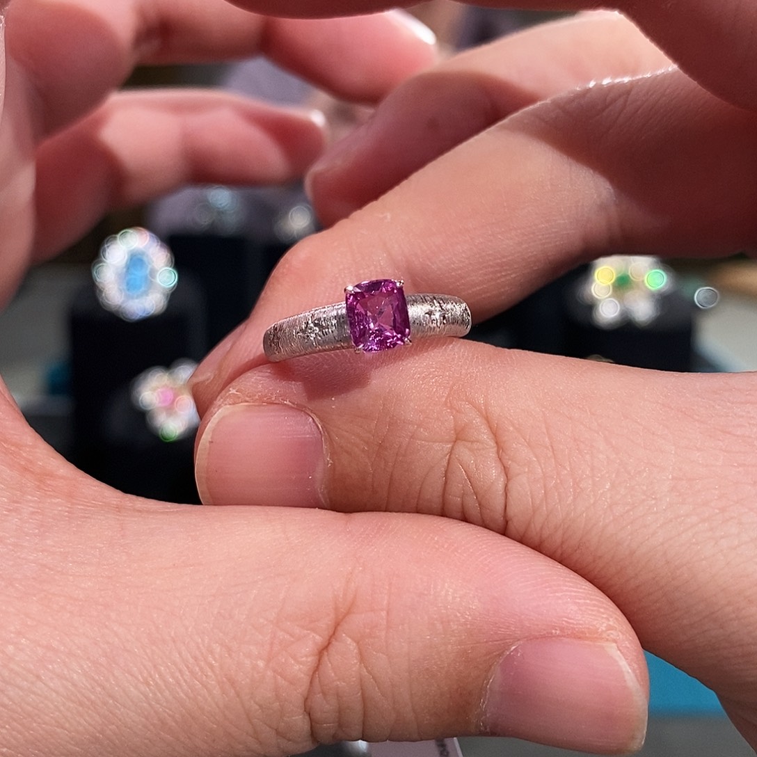 戒指彩色蓝宝石18K金镶嵌吉尔德无烧帕帕拉恰1.044ct