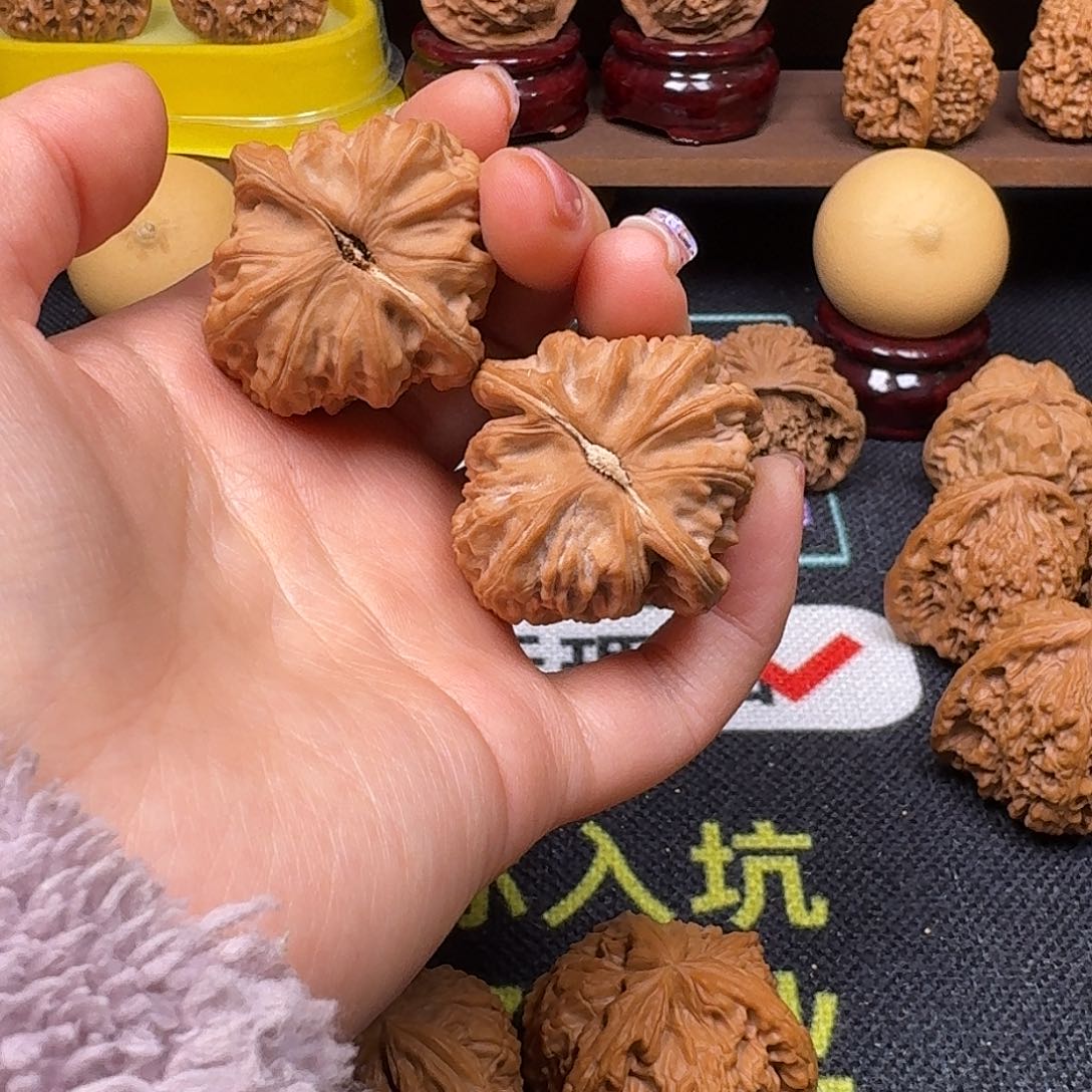 文玩核桃吊坠38.5三角白