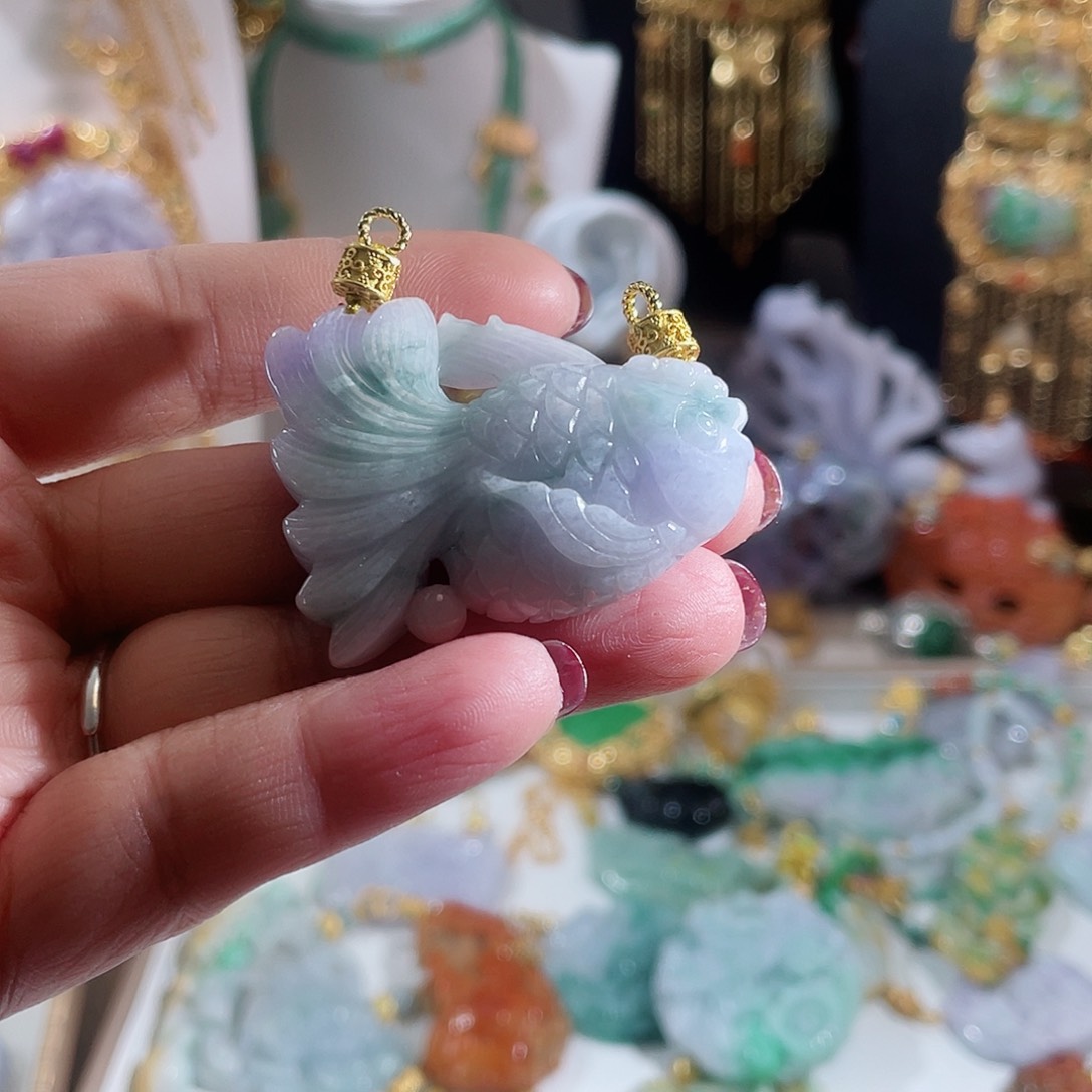翡翠颈饰未镶嵌翡翠春彩鱼