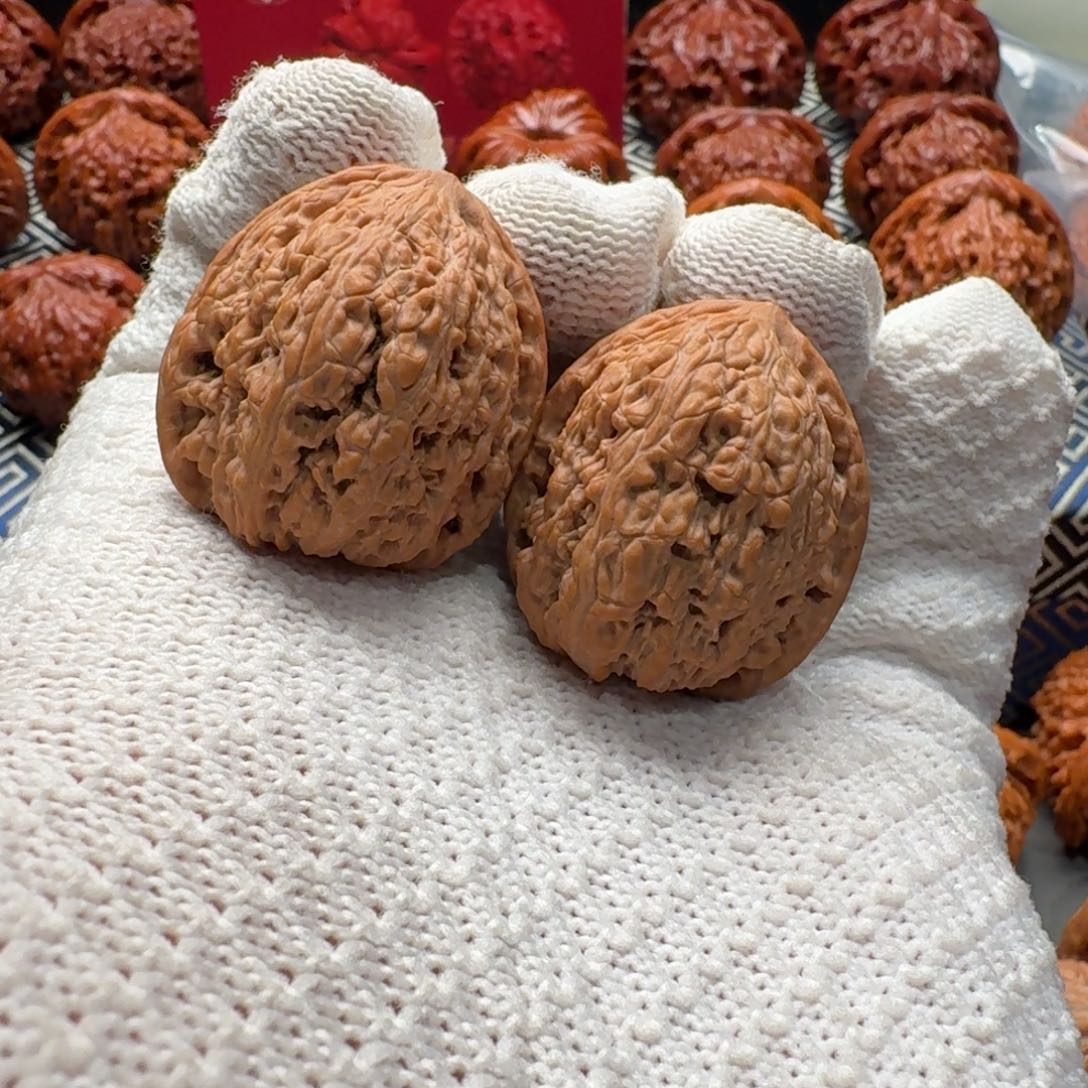 文玩核桃吊坠红宝石