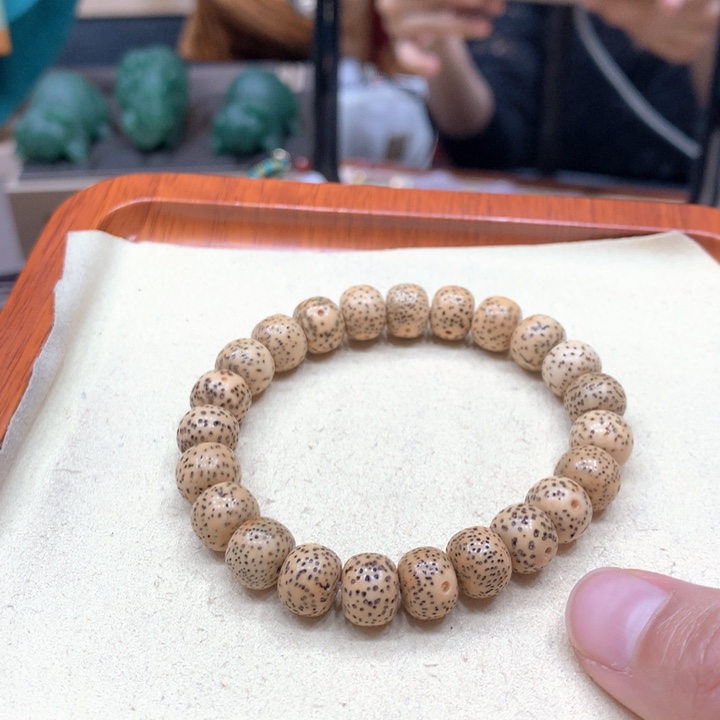 石英质玉合金颈饰