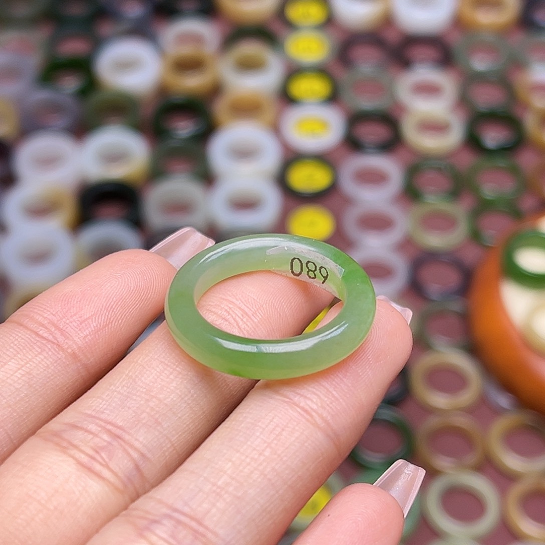 和田玉戒指未镶嵌18.4内径果绿