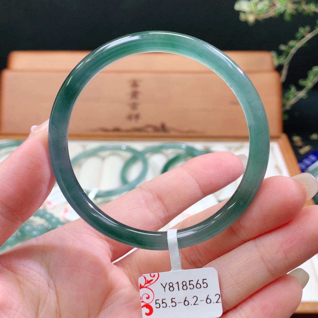 翡翠手镯未镶嵌天然