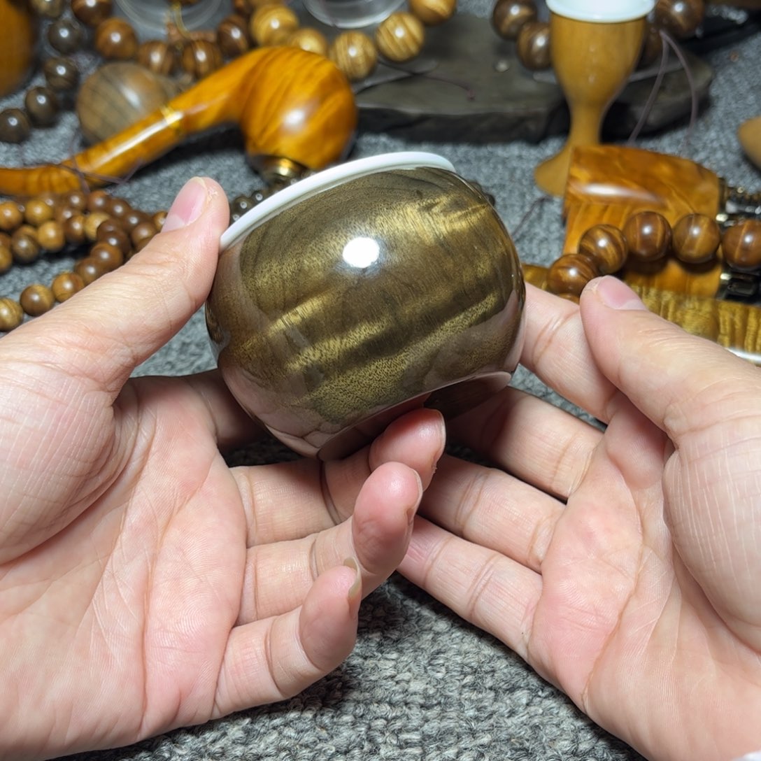 金丝楠花纹主人杯